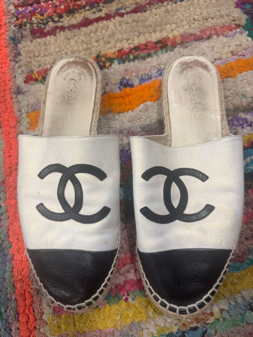 CHANEL Black and White Flats - Slip On - Size 39 AUTHENTIC - Logo Flats